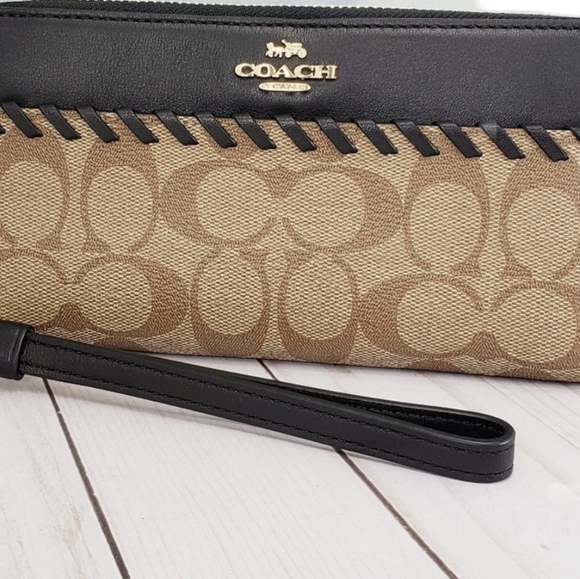 ❤️🌹PRICE DROP⬇️ COACH SIGNATURE WRISTLET WALLET - Picture 2 of 5